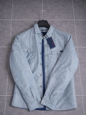 Trussardi cardigan  - Trussardi jeans jacka för män till salu. Helt ny, prislapp är kvar, aldrig använd. Storlek M. Hör av dig vid intresse/ frågor. PRIS KAN DISKUTERAS!!