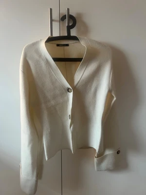 Krämvit kofta från Gina Tricot - Säljer min krämvita tröja från Gina tricot i strl S. Den är i bra skick och inte använd så mycket. Har en extra knapp med sig. Nypriset är ca 450kr. Priset kan diskuteras och den tvättas innan köp!💓