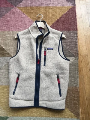 Patagonia väst - Säljer en skit snygg Patagonia väst i storlek S. Västen är i bra skick och är perfekt till våren. Hör av dig vid frågor.