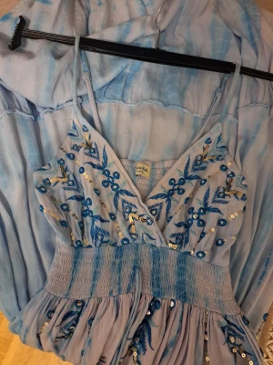 Långklänning - Jättefin långklänning köpt i Spanien 1 år sedan. Den går ned till fötterna på mig som 172 cm, det är palljetter framtill. Väldigt stretchig, den är One size men skulle säga att den passar bäst i S eller M. Skriv gärna vid frågor💕