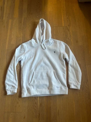 Ralph lauren hoodie - Ralph lauren hoodie i storlek M, vit med mörk blå logga. Inga fläckar märken eller något sånt att anmärka på