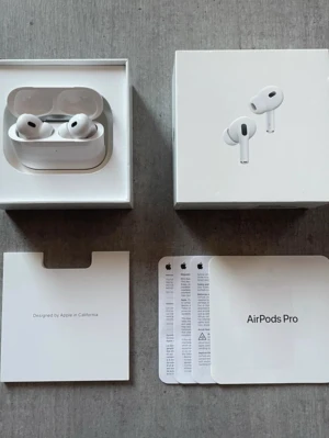 Apple AirPods Pro trådlösa hörlurar - Säljer ett par vita Apple AirPods Pro med laddningsetui. Hörlurarna är helt trådlösa och har en stilren, minimalistisk design i plast. Perfekta för dig som vill ha grymt ljud och smidig anslutning till din iPhone eller andra Apple-enheter. Originalförpackning och manualer medföljer.