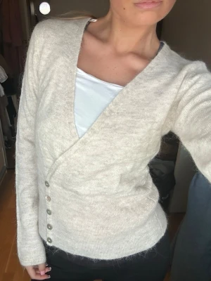 Beige omlottkofta med knappar - Viral kofta från Gina, aldrig använd me prislapp kvar :)
