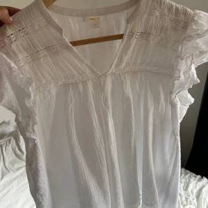 blus - fin blus från ginatricot💞💓💗storlek 170 men passar mig som har xs/s🙏🏼slutåld!!!endast använd en gång!!