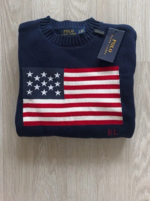 Mörkblå stickad tröja Polo Ralph Lauren - Hej säljer nu en marinblå stickad tröja från Ralph lauren. Tröjan är endast testad 1 gång, storlek S. Vid frågor eller funderingar tveka inte på att skicka ett meddelande mvh 47 😁