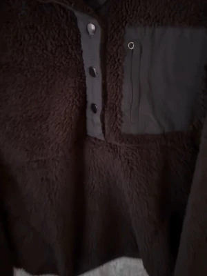 Brlynn teddytröja med knappficka - Materialet är fleece och den är väldigt fin i skickat samt att den är väldigt varm av dig. 