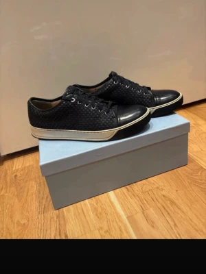 Lanvins - Säljer ett par goa Lanvin flätade. Storlek 43. Perfekt för allt o oerhört snygga. Vill bara bli av med dem pågrund av att inte de inte kommer till användning.