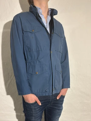 Frjällräven jacka  - En riktigt stilig jacka från Fjällräven i storlek 44 funkar perfekt nu när våren börjar rulla in 