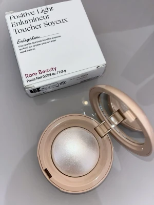 Rare Beauty  Highlighter - Highlighter från Rare Beauty i nyansen Enlighten. Öppnade locket bara för att visa att den är helt nytt och oanvänd. 