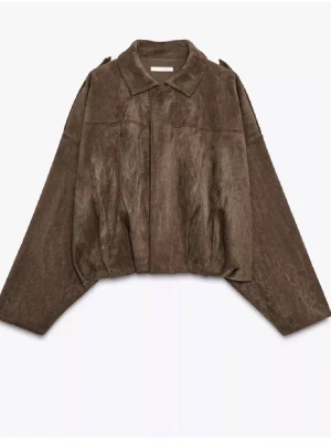 Zara mocka jacka  - Säljer en brun oversized mocka. Jackan har klassisk krage och en rak, boxig passform som ger en cool och avslappnad look. Perfekt för dig som gillar streetstyle och vill sticka ut. Inte använd, saknar dock prislapp!