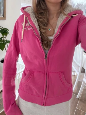 Abercrombie & fitch zip med foder  - Storlek M. Skickas inom 24h. Se liknande plagg i min profil!