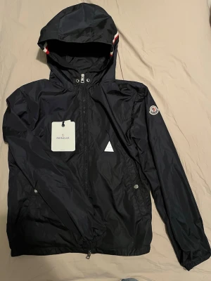 Moncler Windbreaker - Säljer denna tvär feta windbreakern. Den är använd några kommer bara men är i toppskick utan skador, den är storlek 2 vilket motsvarar S/M. Givetvis är den äkta som syns i sista bilden✅ Hör av dig vid fler frågor och funderingar🙌 (endast jackan medföljer, inget annat)
