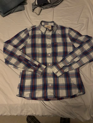 Hollister skjorta - Säljer en Hollister skjorta i fint skick, hör av dig vid fler funderingar. 