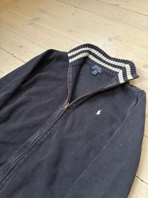 Stickad Ralph Lauren tröja - Sjukt fräsch zip/ cardigan från Ralph Lauren i mycket fint skick 🙌 Juniorstorlek XL, vilket översätts till S i herrstorlek, skriv vid fråga! ✌️ 