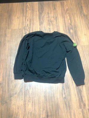 Stone Island sweatshirt - Säljer denna fräscha sweatshirt från märket Stone Island. Tröjan är i 10/10 skick och har inga skador eller så, om du har frågor eller är intresserad så är det bara att höra av dig🤝