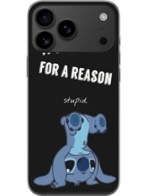 Svart mobilskal med Stitch-motiv - Snyggt svart mobilskal med en rolig illustration av Stitch upp och ner samt texten 'FOR A REASON stupid.' Perfekt för dig som gillar tecknade figurer och vill ha ett skal med attityd. Skalet har en matt finish och täcker baksidan av mobilen.