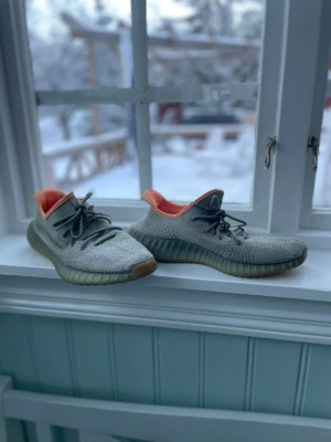 Adidas Yeezy Boost 350 V2 Sage Strl 45 1/2 – Med Box - adidas Yeezy Boost 350 V2 “Sage” i storlek 45 1/2. Primeknit-ovandel och BOOST-sula för hög komfort. Begagnade i gott skick med normala användningsspår. Lättare slitage finns men ingen heel drag. Rengjorda och redo att användas. Originalbox medföljer. Se bilder för skick.