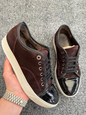 Lanvin uk5 vinröd - Säljer dessa sjukt feta vinröda lanvins! Perfekta skor för våren o sommaren! Uk5 som motsvarar 40! Innersula 26,5cm. Skick 7,5/10 som bilderna! Nypris 5200kr , mitt pris 1799 ! Kan gå ner i pris vid snabb affär! Hör av dig vid frågor!🤩