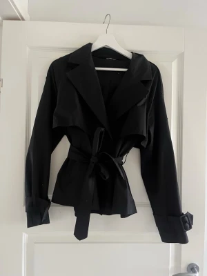 Svart trench coat  - Använd några fåtal gånger men i mycket fint skick💓 