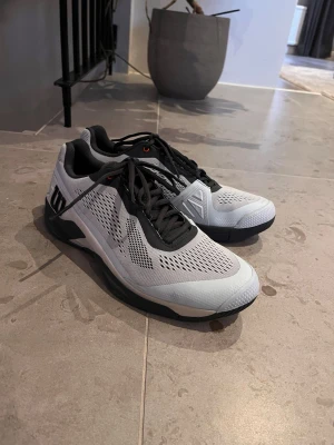 Tennisskor Wilson - Säljer ett par snygga ljusblå Wilson tennisskor i st 44. Använda 1 gång! Inga fläckar eller defekter, skriv för fler frågor!