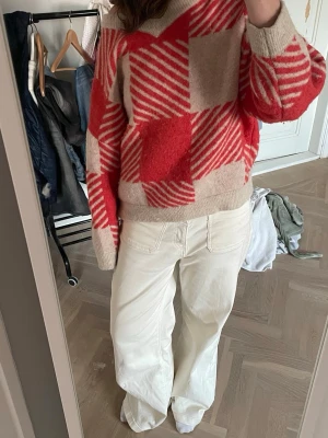 Stickad Carin wester tröja - Jättefin stickad tröja i rött och vitt, knappt använd