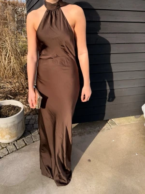 Balklänning - Säljer denna jättefina bruna balklänning från Peppermayo. Den är i storlek 36 och är aldrig använd. Säljer pga att jag glömde lämna tillbaka. Perfekt till alla 07 som ska på bal! Hör gärna av dig vid frågor! 