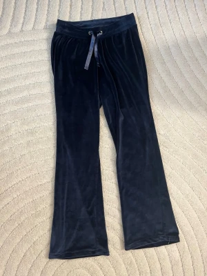 Mjukis byxor  - Säljer dessa byxor då de inte kommer till användning samt att de är för korta för mig vid benen. De är uppsydda då de var långa för mig. Jag är 155 cm men skulle säga att de passar bättre på de som är kortare än 155 cm.