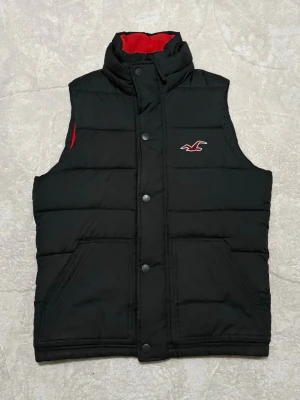 Hollister väst - Svart/röd väst från hollister, mycket bra skick✅