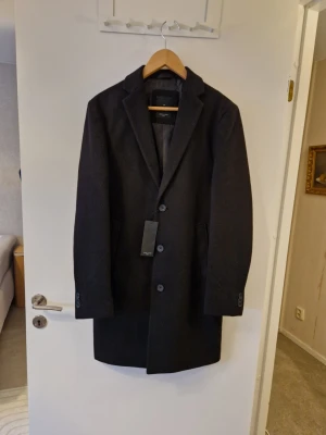 Oanvänd Kappa Storlek XS - Helt ny med tagen kvar på. Säljer även samma storlek i grå färg på min sida. Ord.pris 1300 kr. Sista pris 500 kr. Skickas spårbart och försäkrat mot porto. Inga byten eller returer. 