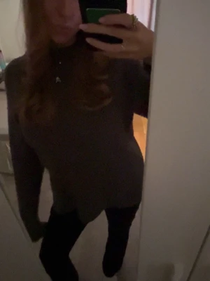 Mörkgrå stickad tröja - Super skön stickad tröja i mörkgrått som tyvärr inte kommer till användning längre. Storlek Xs men sitter som en S/M. Jätte bra skick och inga defekter från Amisu, kontakta mig vid fler frågor eller vid intresse!!💕💕 
