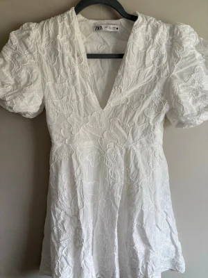 Studentklänning - Säljer min fina studentklänning från Zara i storlek S🥂Nederdelen är nedlagd av en skräddare.