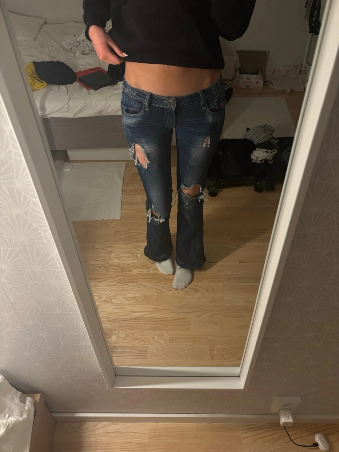 Blå slitna bootcut jeans