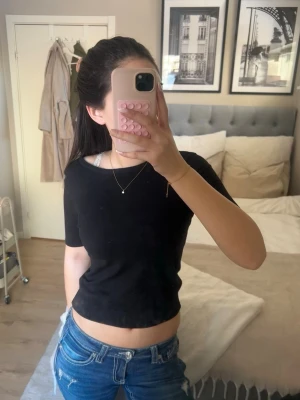 Svart trekvartstopp från H&M - En enkel svart trekvartstopp från H&M med rund halsring!!! Superfin men säljer då jag inte längre får användning för den❤️🥰🥹🤞