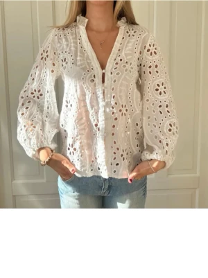 Söker!!!! - Hejsan! Jag SÖKER en sån här blus med broderier. Om ni skulle tänka sälja er en sån här ifrån h&m eller en liknande så är det bara att höra av sig!!!!🩷🩷