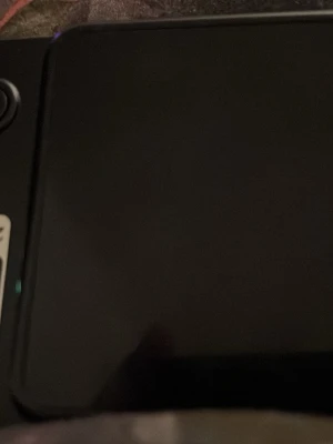 Svart KoiiLaser mobilskal med magnet - Snyggt svart mobilskal från KoiiLaser med magnetisk laddningsfunktion. Skalet har en stilren design med en stor vit cirkel och text på baksidan. Perfekt för dig som vill ha ett skal som sticker ut och funkar med MagSafe-laddare.