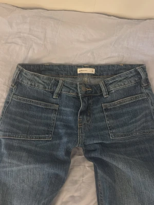 Jeans från Gina - Jag säljer ett par snygga jeans från Gina med fickor framtill! Perfekt för vilken tjeja som helst! Använd cirka 3-5 gånger. Orginal pris 499kr