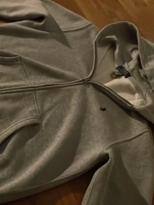 Ralph lauren polo zip  - Polo zip tröja typ aldrig använd väldig skäm o snygg tröja. Storlek L i barnstorlek (14 -16) om ni har några frågor skriv gärna