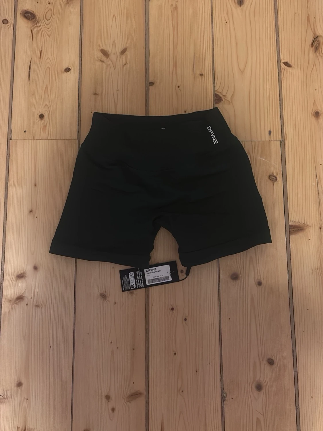 Mörkgröna shorts från DYNE - 1