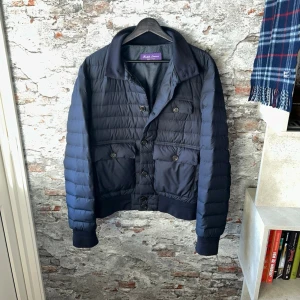 Ralph Lauren Purple Label jacka - Säljer nu denna otroligt snygga vårjacka från ralph laurens exlusiva purple label linje. Mycket bra skick, inga defekter! Passar dig som är mellan 170-180cm ungefär. Storlek M men sitter mer som S. Nypris ca 15000kr. Modellen är 185 cm, 75kg. Passar bra nu till våren! Skriv för mer information!🤝