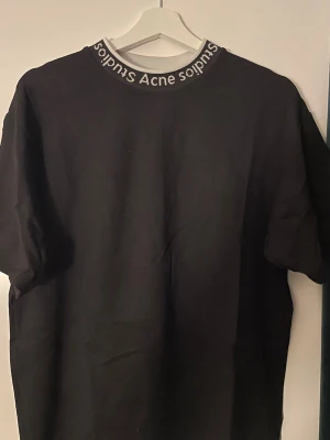 Acne Studios T-shirt  - T-shirt från Acne studios, inköpt 2020. Har inte kartong eller kvitto kvar. Fint skick. Något liten i storlek tycker jag. 