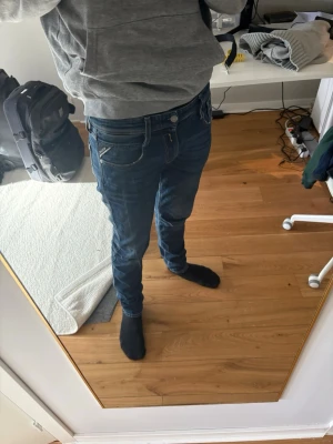 Replay anbass - Säljer ett par mörkblå replay anbass i storleken w30 L32