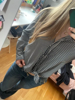 Randig blus/skjorta - Min gamla konfaledare sa att den här skjortan var ett praktexemplar på vad man skulle ha på sig i kyrkan, själv tycker jag nog man kan ha på sig vad man vill. Hur som helst, skjortan är från Vero Moda, den är i storlek XS, men jag tror att den skulle passa S också. Den har inga defekter.
