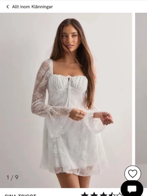 Vit spetsklänning Gina Tricot - Söt vit klänning från Gina Tricot med transparenta spetsärmar och volangdetaljer. Klänningen har snörning framtill och har ett lätt spetsmaterial. Perfekt för sommaren/studenten