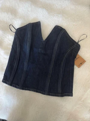 Tubtopp - Skitsnygg jeanstopp från Zara, ska vara oanvänd. Säljer då jag absolut inte fick på mig den.. upplever den som liten i strl💞