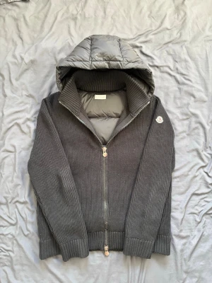 Moncler Cardigan - Svart  - Tjena! Säljer nu denna moncler cardigan. Nyskick. Använd 2-3 gånger storlek M, men passar S/M. Scannar, och nfc finns. Finns knappt denna modell ute, vid frågor kontakta gärna. Priset kan diskuteras vid snabbaffär. 