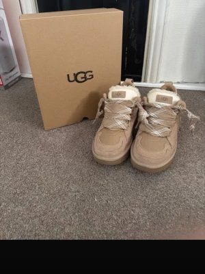 Ugg lowmell - Ugg Lowmell i färgen sand. Köptes ifrån johnells. Använda 2-3 gnr. allt i org förpackningen medföljer. 