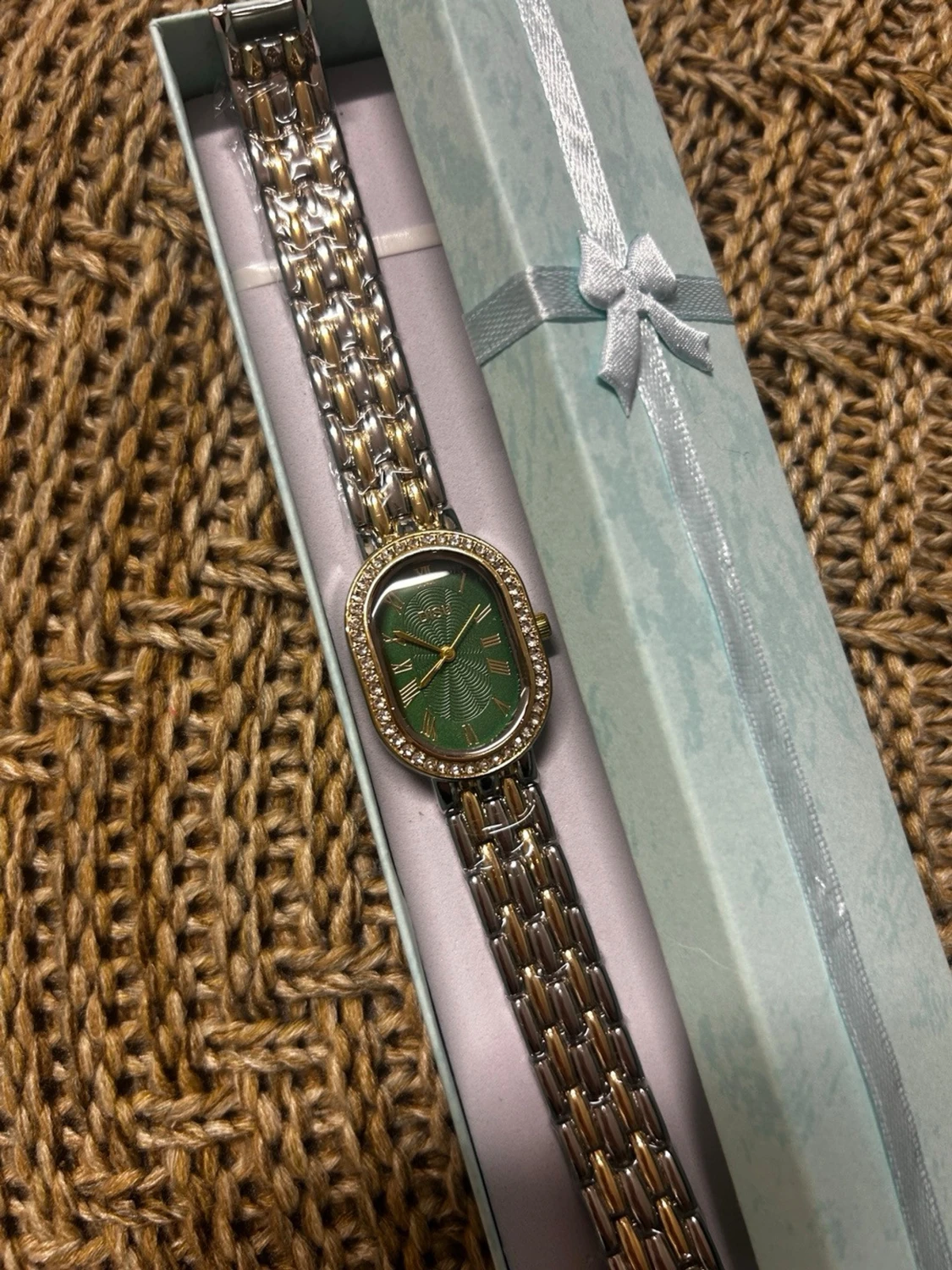 Elegant grön och guld klocka