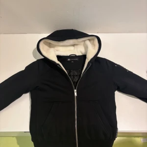 Moose Knuckles Pälsjacka - Säljer denna  Moose Knuckles Pälsjacka då den har blivit för liten. Den är praktiskt sett helt ny och jätte skön att ha på sig. Vid några frågor är det bara att skriva. Vid snabb affär kan pris diskuteras.