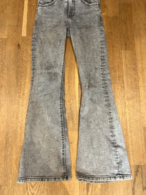 Gråa utsvängda jeans Blue Ridge - Säljer ett par gråa flare jeans från Blue Ridge med utsvängda ben. 