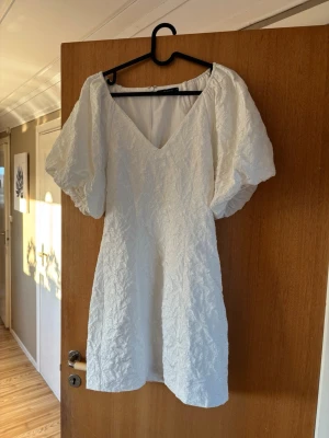 Vit kort klänning från Gina Tricot - Säljer denna då jag upplevde att den blev för stor på mig, jag köpte den själv på vinted men den är som helt ny inga skavanker på den, den är i storlek 36 💕💕